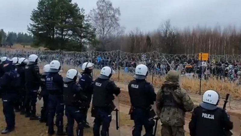 Funkcjonariusze policji wraz z wojskiem na granicy polsko-białoruskiej