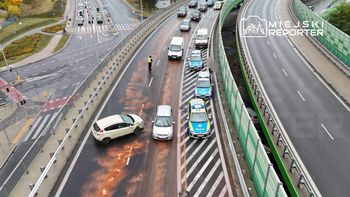 Warszawa: Załoga policji rozliczała kolizję na wiadukcie. W radiowóz wjechał inny kierowca