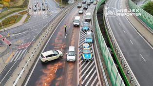 Warszawa: Załoga policji rozliczała kolizję na wiadukcie. W radiowóz wjechał inny kierowca
