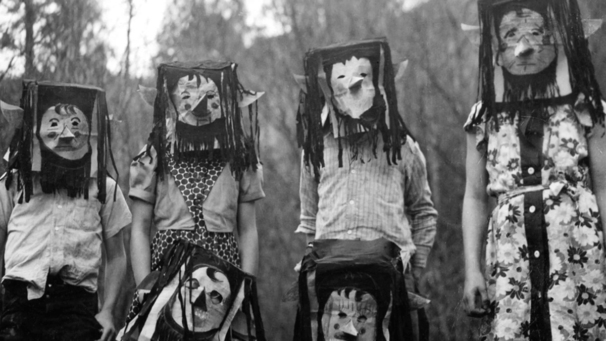 Stuletnie zdjęcia upiornych kostiumów na Halloween