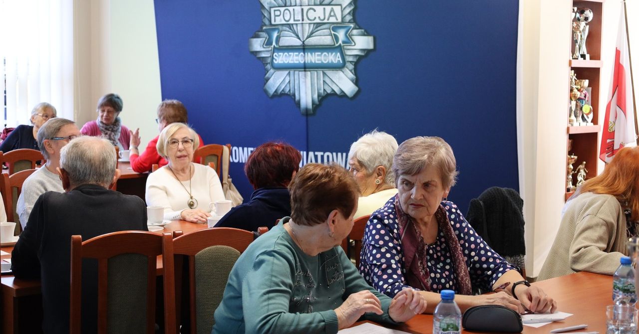 Zachodniopomorskie: Co piąty senior pada ofiarą oszustów. Policjanci uczyli, jak się przed nimi bronić