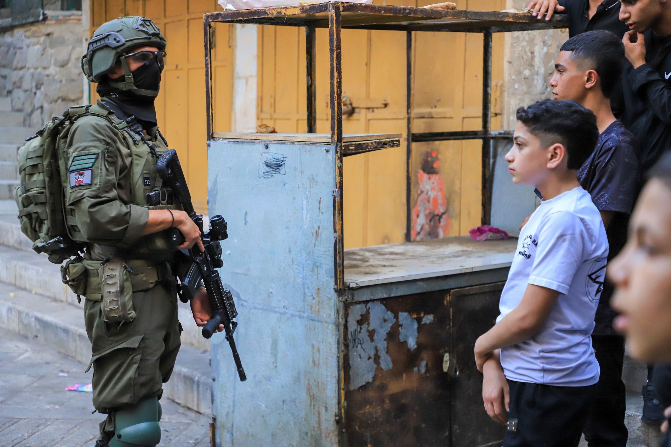 Izraelski żołnierz kontroluje nastolatków. Hebron, sierpień 2026 r.