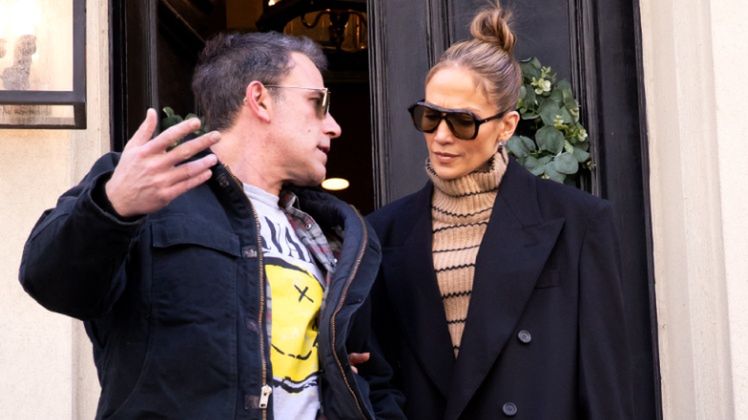 Jennifer Lopez "pozostaje zakochana"