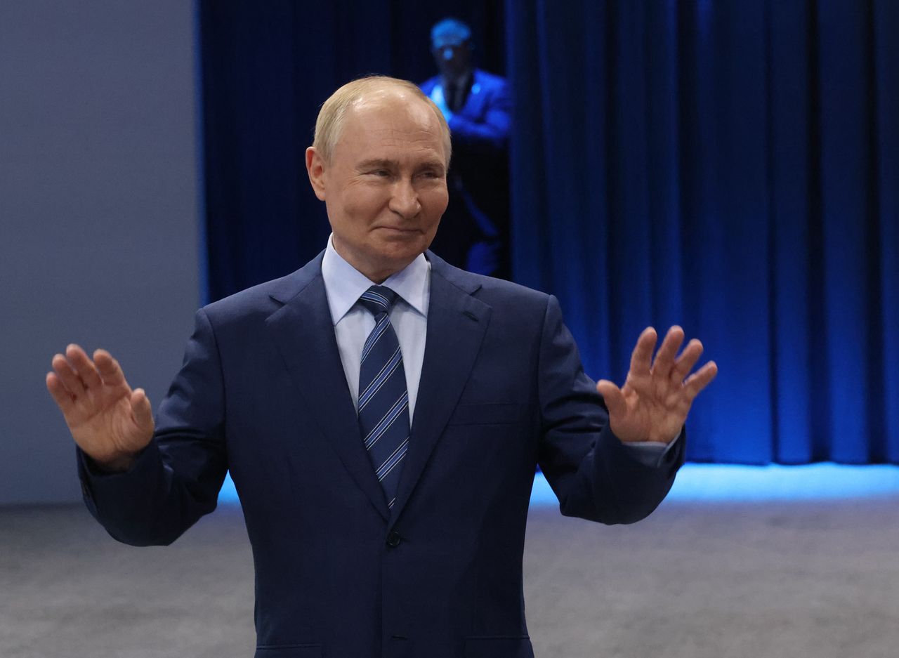 Putin congratulates Lukashenko on contentious re-election