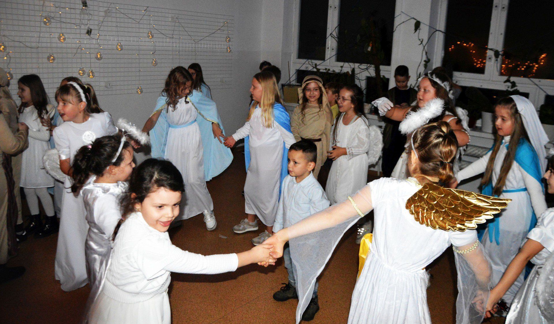 Dzieci świetnie bawiły się podczas czwartkowego &#34;Balu Wszystkich Świętych&#34; w Suchedniowie.