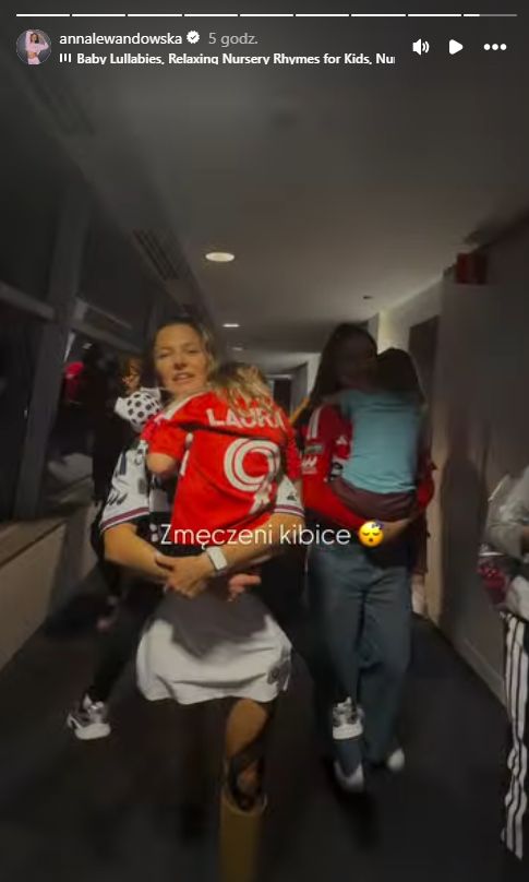 Anna Lewandowska z córkami na meczu