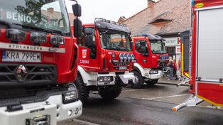 Piknik Strażacki w Krzeszowicach z defiladą wozów. Cały Rynek miasta wypełniły czerwone samochody i urządzenia ratownicze