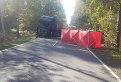 Osobówka zderzyła się z ciężarówką. Kobieta nie żyje