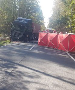 Osobówka zderzyła się z ciężarówką. Kobieta nie żyje