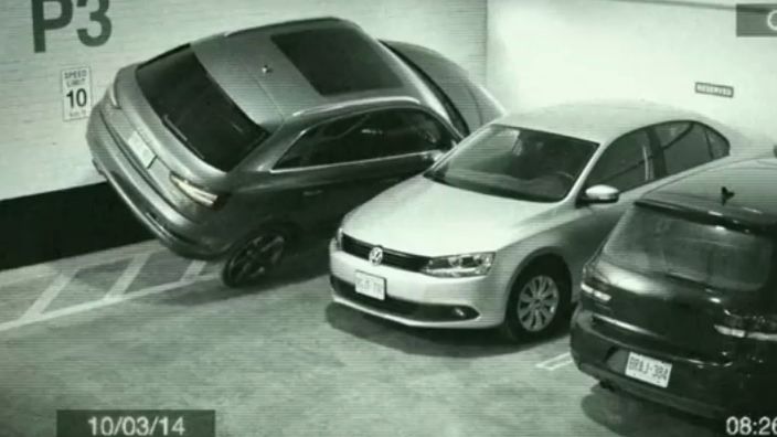 Kierowca Audi Q3 uprawia ekstremalne parkowanie 1