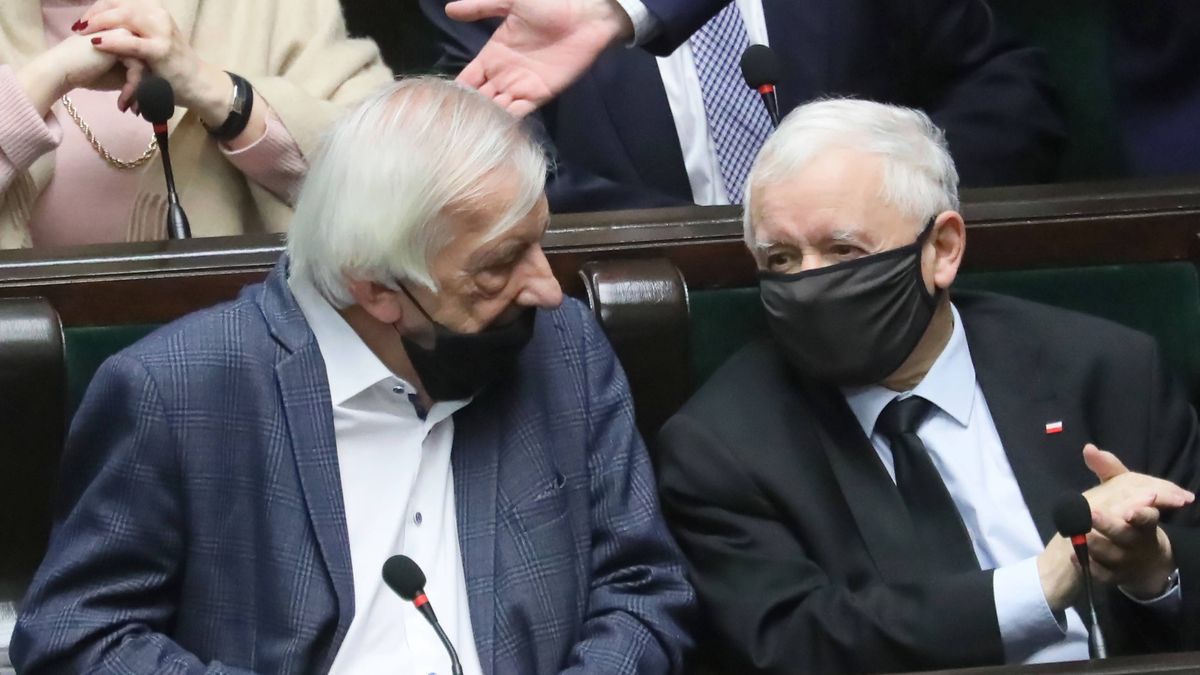 Jaros�aw Kaczy�ski, Ryszard TerleckiWarszawa, 16.11.2021. Wicemarsza�ek Sejmu Ryszard Terlecki (L) i wicepremier, prezes PiS Jaros�aw Kaczy�ski (P) na sali obrad Sejmu w Warszawie, 16 bm. Pos�owie zajmuj� si� m.in. projektem nowelizacji ustawy o ochronie granicy. (kf) PAP/Pawe� SupernakPawe� Supernakgranica, obrady, polityk, polityk polityka, Polityka, polsko-bia�oruska, posiedzenie, sejm, sejm rp, sejmu, sejmu rp, sytuacja, 42 42 posiedzenie, 9 9 IX, kadencja kadencji, sala obrad posiedze�, covid-19, epidemia, epidemie i zarazy, koronawirus w Polsce, maseczka, SARS-CoV-2