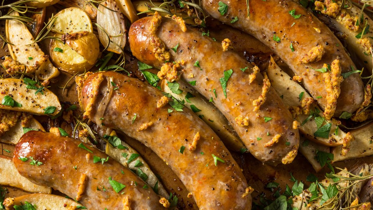 Biała kiełbasa pieczona z jabłami nabiera innego charakteru
