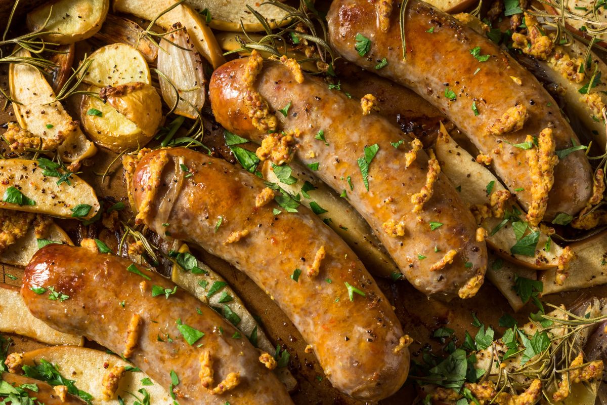 Upiecz białą kiełbasę na słodko. Każdy z ciekawości chętnie sięgnie