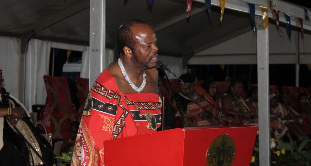 Ma 15 żon i wiele luksusów. Ostatni król absolutny w Afryce