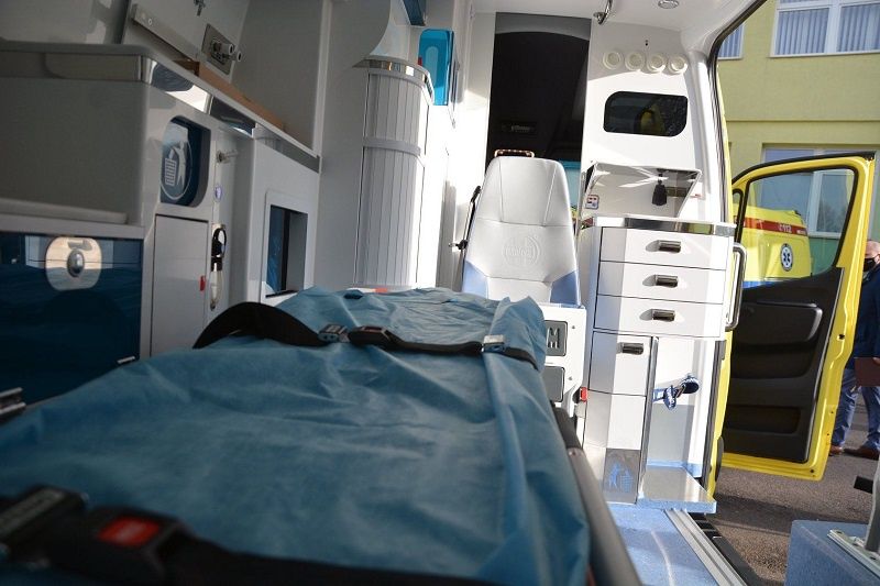 ambulans karetka pogotowia ratunkowego
