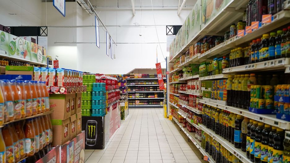Francuska grupa handlowa i jej wieloletni szef znaleźli się w centrum głośnego procesu w Paryżu