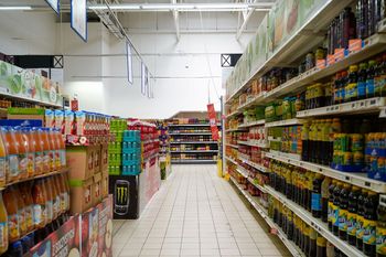Francuski gigant handlu na ławie oskarżonych. Proces, który może wstrząsnąć rynkiem