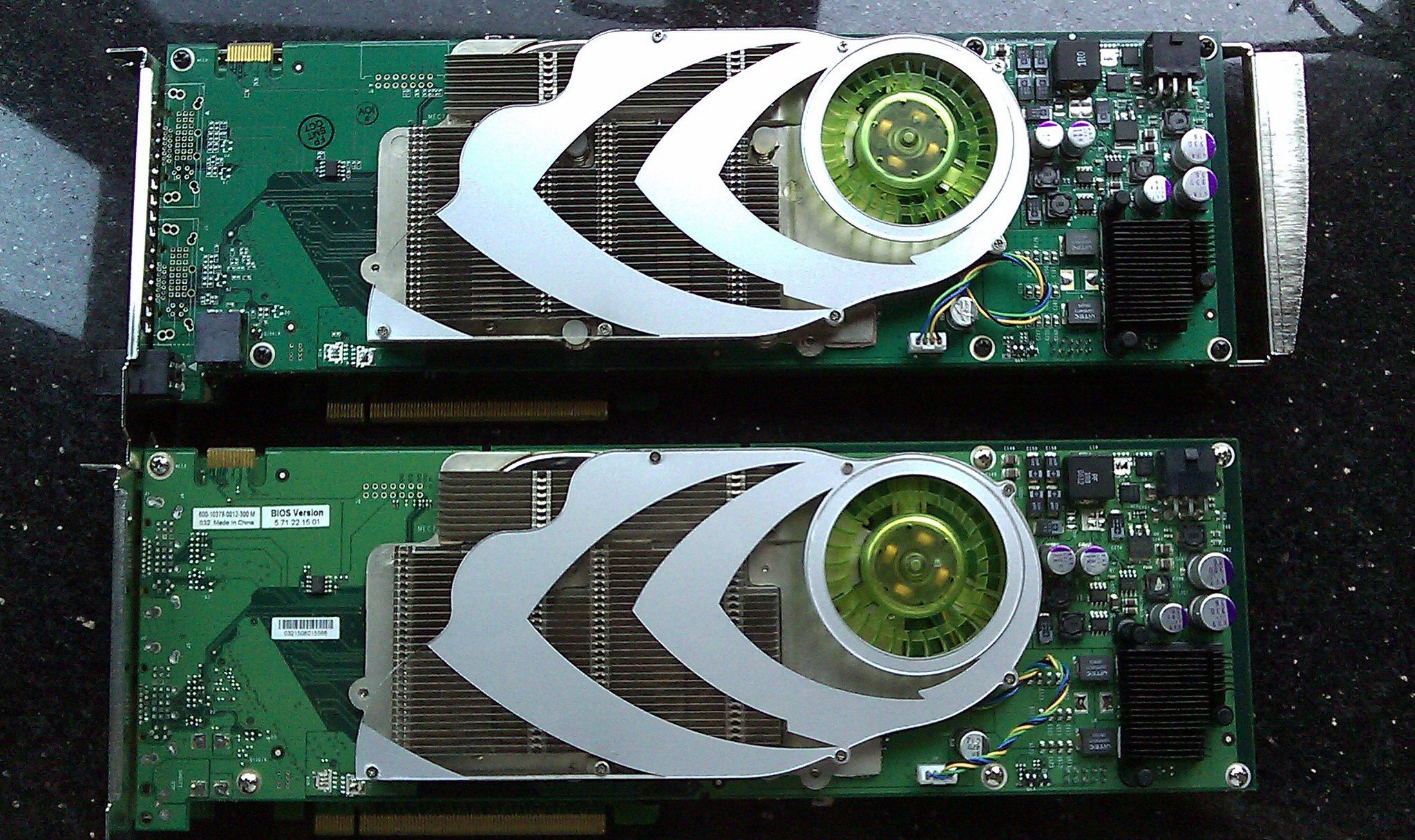 Para podwójnych kart graficznych GeForce 7900 GX2 w konfiguracji poczwórnego SLI. 