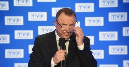 "Newsweek" drąży sytuację w TVP. "Kurski wydaje pieniądze, żeby KUPIĆ ALTERNATYWNĄ RZECZYWISTOŚĆ. Chce pokazać, że wszystko jest gitara"