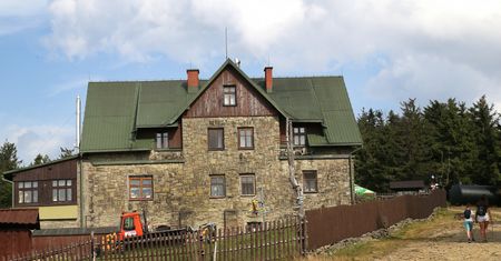 Złodziej okradł schronisko na Klimczoku. Zdradza go koszulka