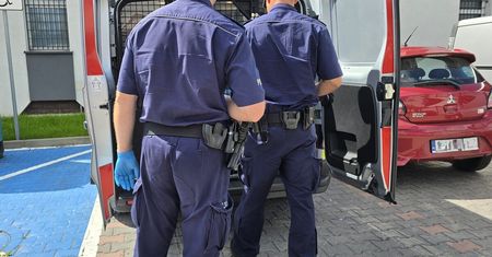Z nożem na gardle klienta w biały dzień. 31-latek z Częstochowy usłyszał groźny zarzut
