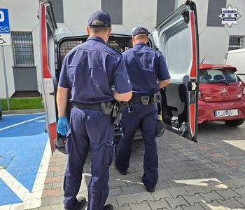 Z nożem na gardle klienta w biały dzień. 31-latek z Częstochowy usłyszał groźny zarzut