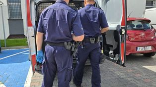 Z nożem na gardle klienta w biały dzień. 31-latek z Częstochowy usłyszał groźny zarzut