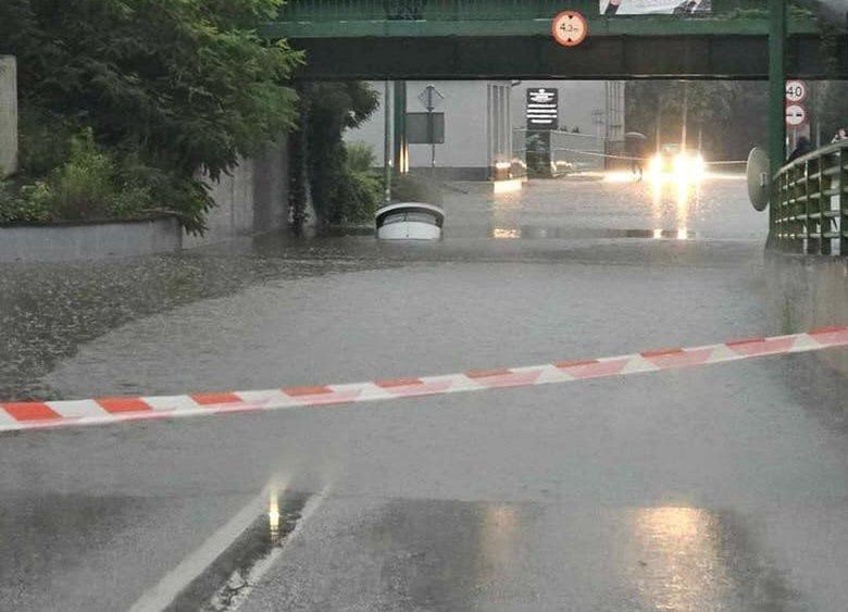 "Kilka osób na kilkaset". Mieszkanka Bielsko-Białej opowiada, co się dzieje