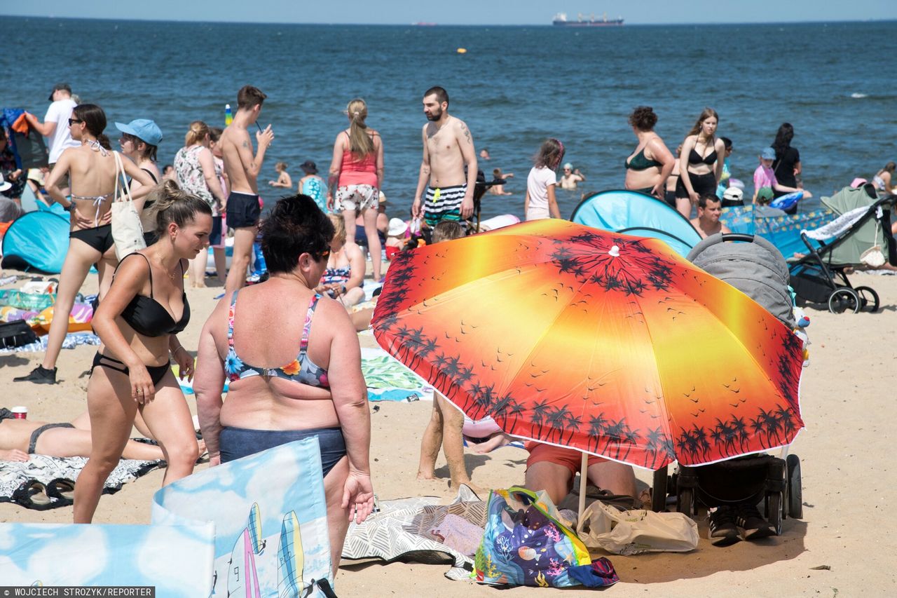 Biorą mąkę na plażę. Trik robi furorę