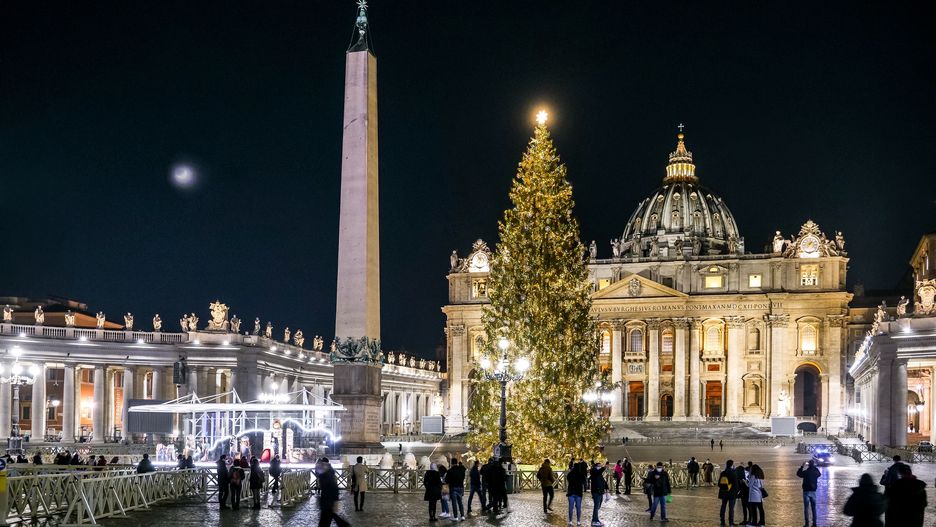 Plac Św. Piotra co roku zdobią świąteczne akcenty 