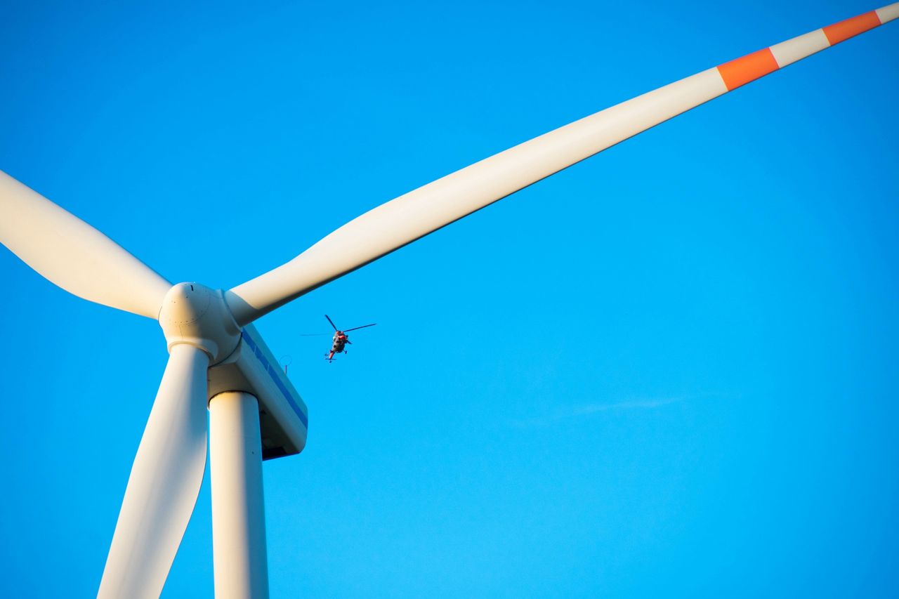 Nowa metoda ułatwi recykling zużytych łopat turbin wiatrowych.