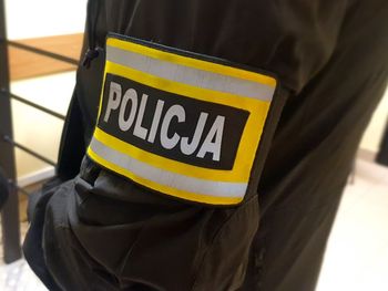Otwock: 15-latka wykorzystywała zakochanych w niej chłopców. Kradli kosmetyki i perfumy na jej zlecenie