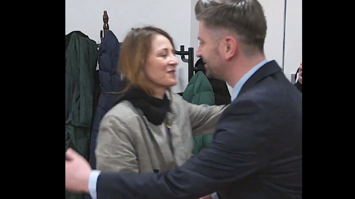 Maja Ostaszewska przytula Krzysztofa Śmiszka. 