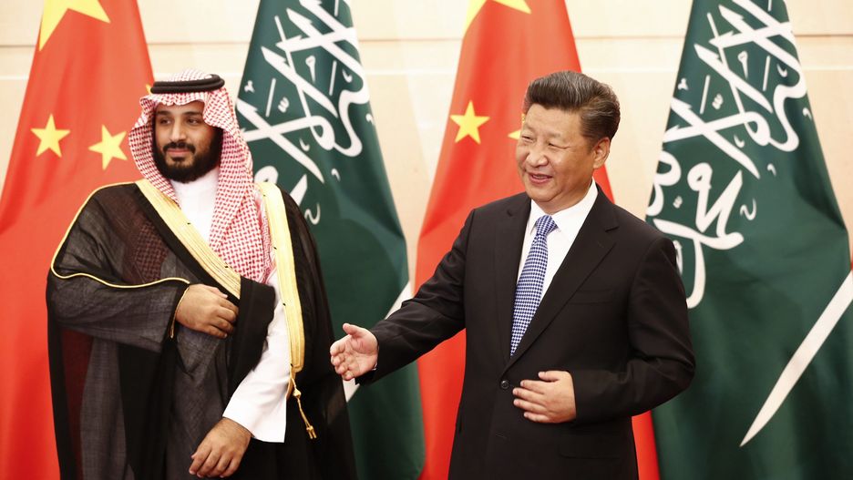 Saudi Arabia Deputy Crown Prince visits Chinaepa05516460 Saudi Arabia Deputy Crown Prince Mohammed bin Salman (L) looks on as Chinese President Xi Jinping (R) greets arriving members of the Saudi delegation during a meeting at the Diaoyutai State Guesthouse in Beijing, China, 31 August 2016. The deputy prince is meeting Chinese officials during his visit to boost bilateral ties between the two nations.  EPA/ROLEX DELA PENA/POOL Dostawca: PAP/EPA.ROLEX DELA PENA/POOL