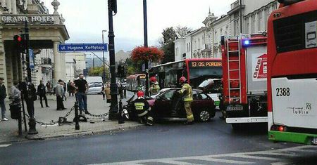 Wypadek w centrum Lublina. Seat na słupie. Starszy mężczyzna trafił pod opiekę ratowników