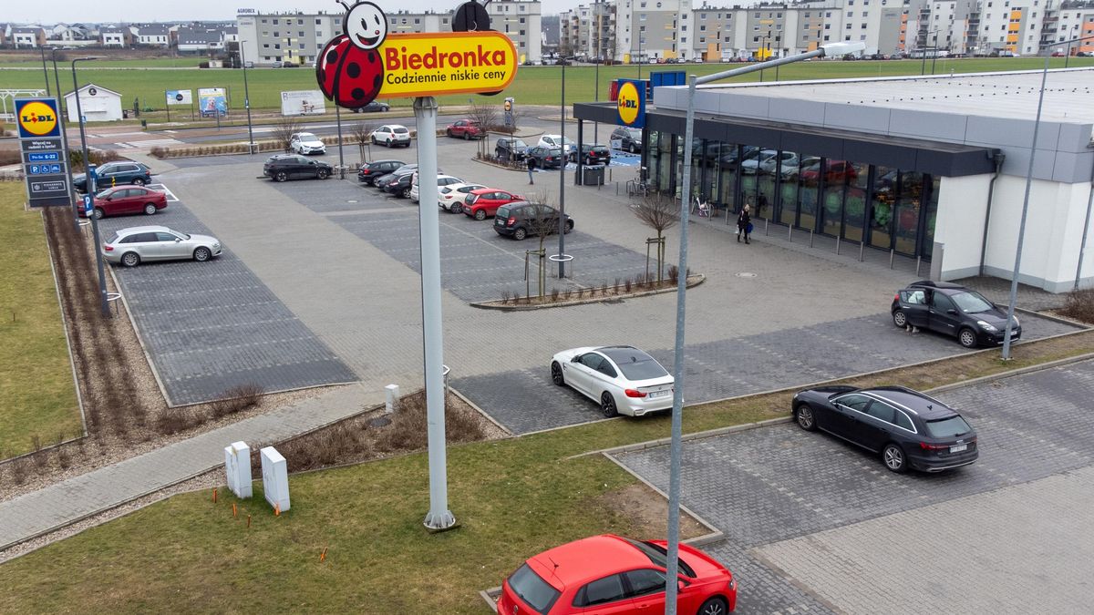 Biedronka i Lidl
Zalasewo, 15.02.2024. Dyskonty Lidl i Biedronka obok siebie przy ul. Planetarnej w Zalasewie, 15 bm.
(jk/awol) PAP/Jakub Kaczmarczyk
Jakub Kaczmarczyk
Biedronka, ceny, dyskont, konkurencja, Lidl, sklep, wojna cenowa, Zalasewo, logo, znak firmowy, handel, konkurencyjne ceny, parking, rywalizacja, pawilon handlowy