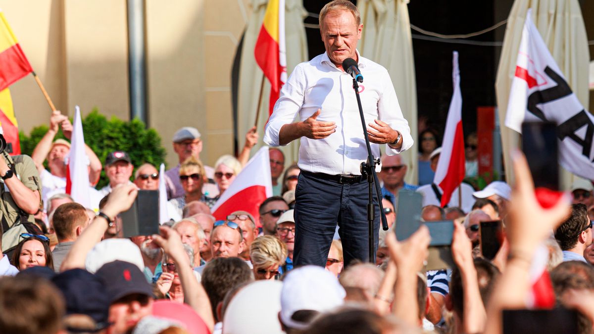 Jelenia Góra, 22.06.2023. Przewodniczący Platformy Obywatelskiej Donald Tusk (góra) podczas spotkania z mieszkańcami na Placu Ratuszowyn w Jeleniej Górz, 22 bm. (jm) PAP/Tomasz Golla
