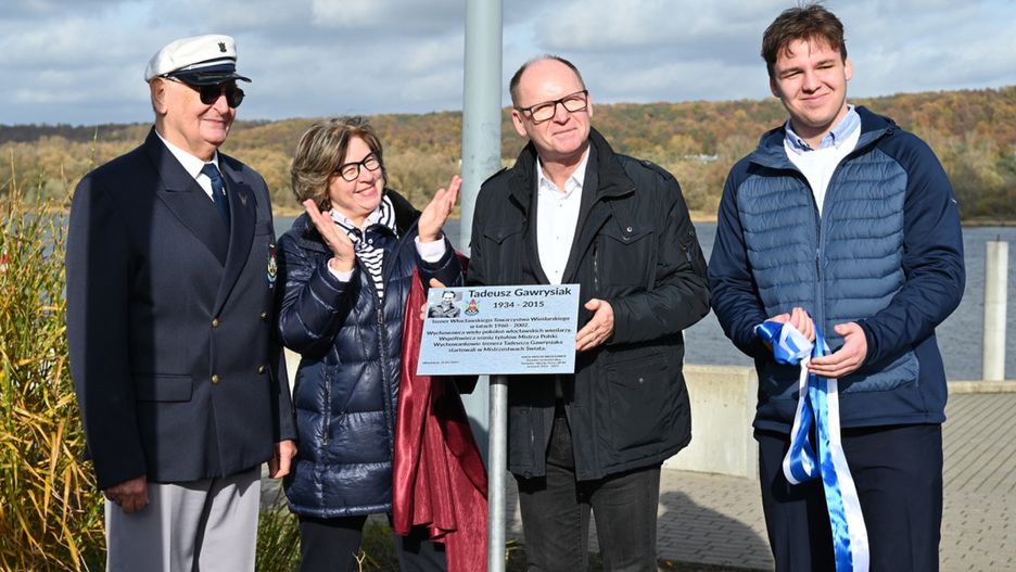 Kazimierz Sikorski oraz syn, córka i wnuk Tadeusza Gawrysiaka przy pamiątkowej tablicy poświęconej trenerowi. Fot. M.L. 