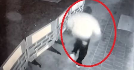 Napada na kobiety w nocy i z rana. Nagranie z Łodzi