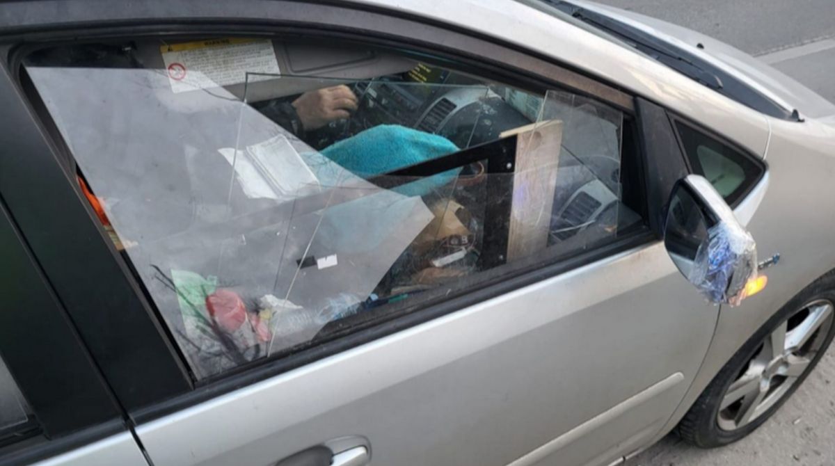 Jechał toyotą bez szyby.