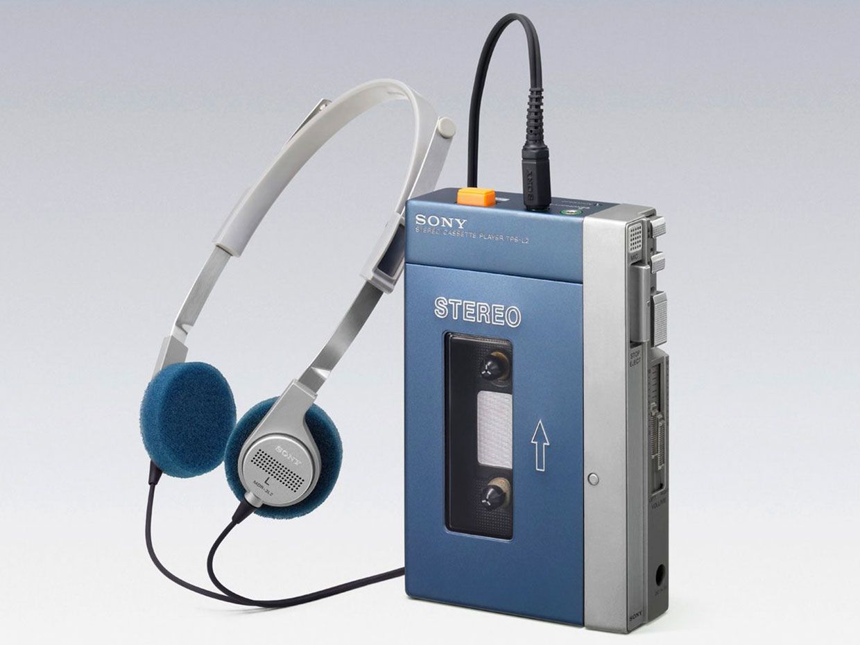 Walkman TPS-L2 - na górnej powierzchni widoczne dwa gniazda słuchawkowe, opisane jako Headphones A i B