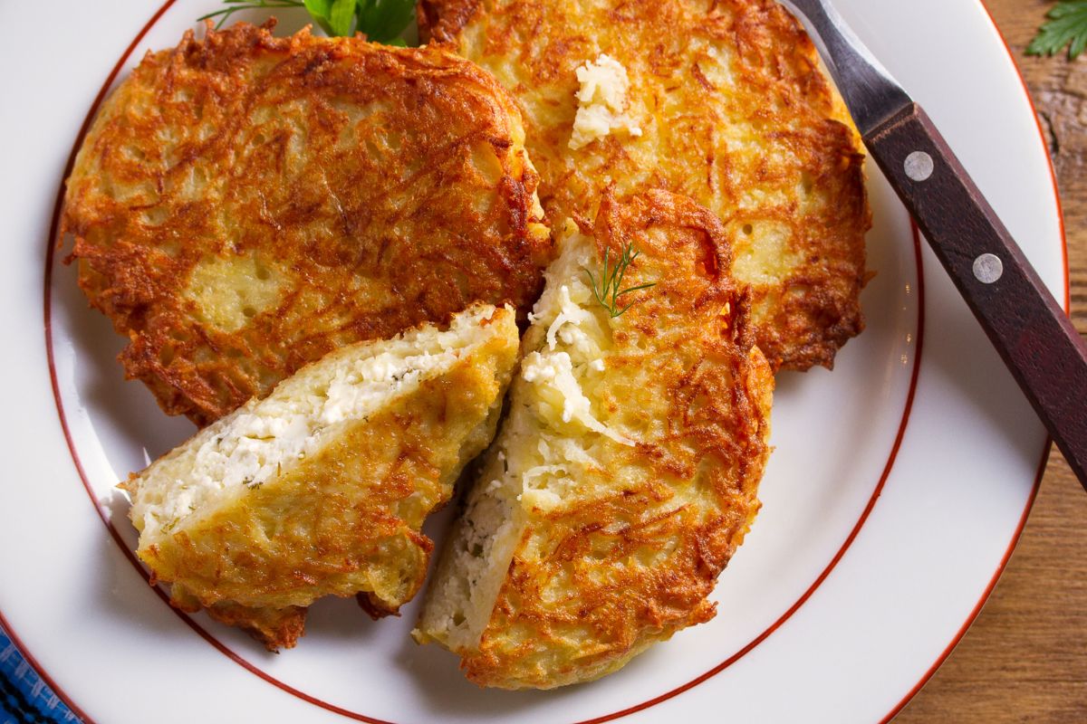 You can fill potato pancakes with any stuffing.