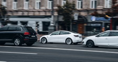 Kierowca Tesli spał w samochodzie, kiedy ścigała go policja