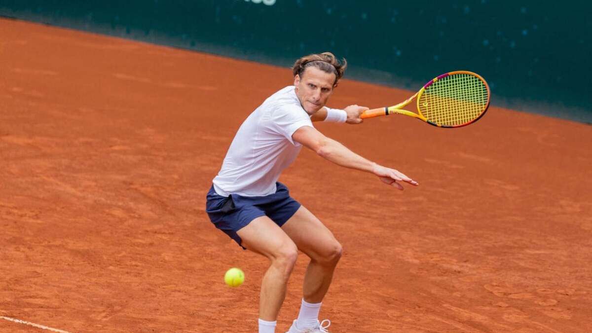 Diego Forlan w czasie treningu na korcie