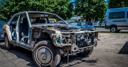 Jazda youngtimerem - cz. 12: ostateczne starcie z korozją w mercedesie 190E W201