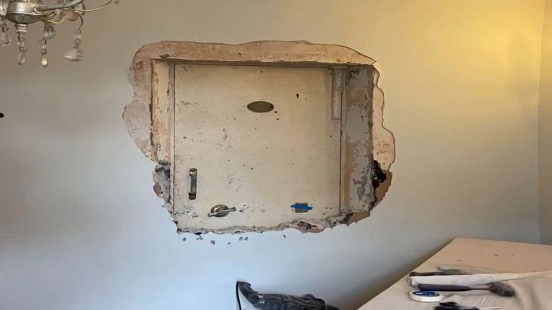 Tajemnicze przejście w ścianie domu