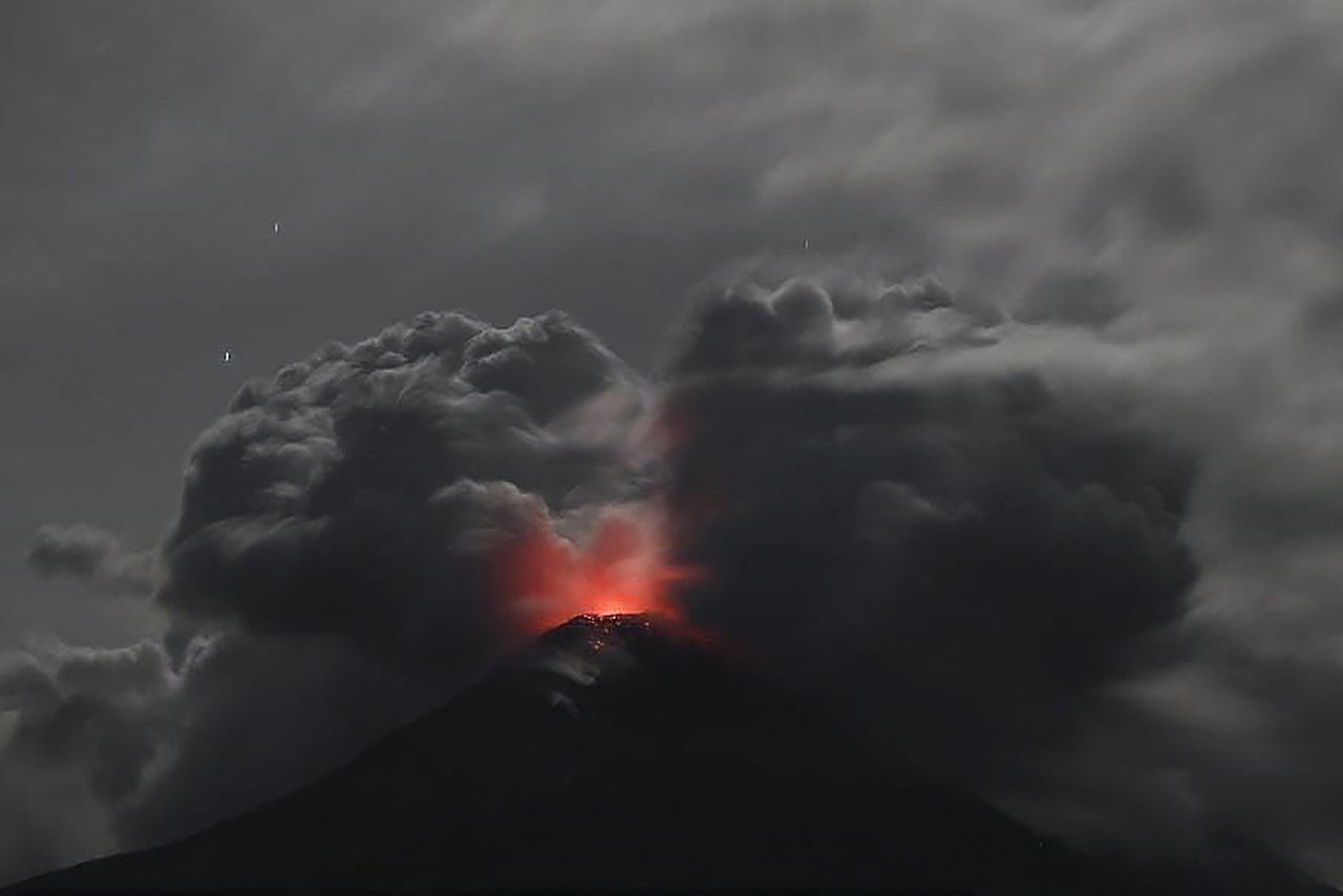 Erupcja wulkanu na wyspie Flores. Gigantyczna chmura popiołu paraliżuje loty