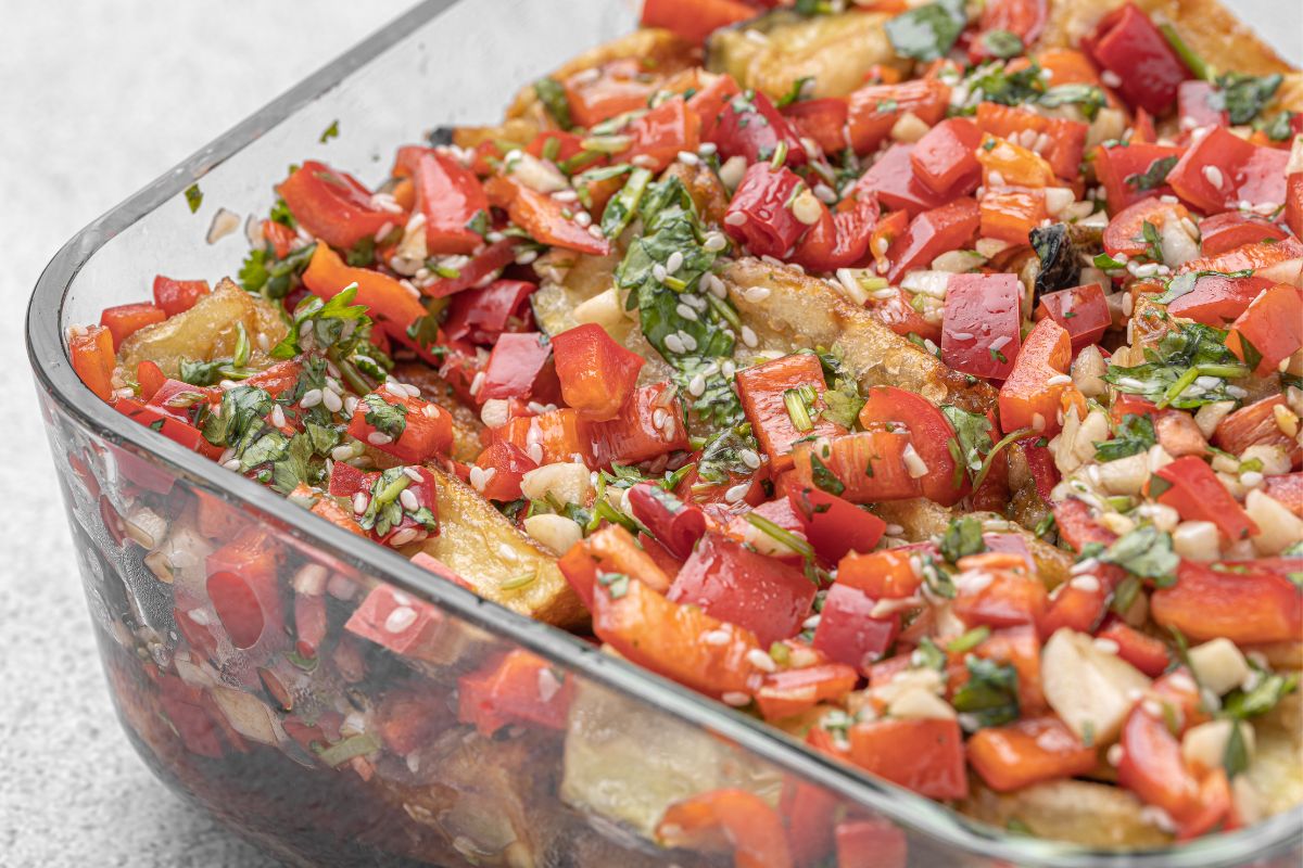 Prosta sałatka z piekarnika. W roli głównej bakłażan