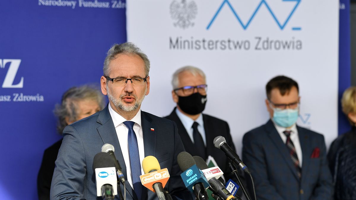 Adam Niedzielski, minister zdrowia, podczas konferencji w Legnicy