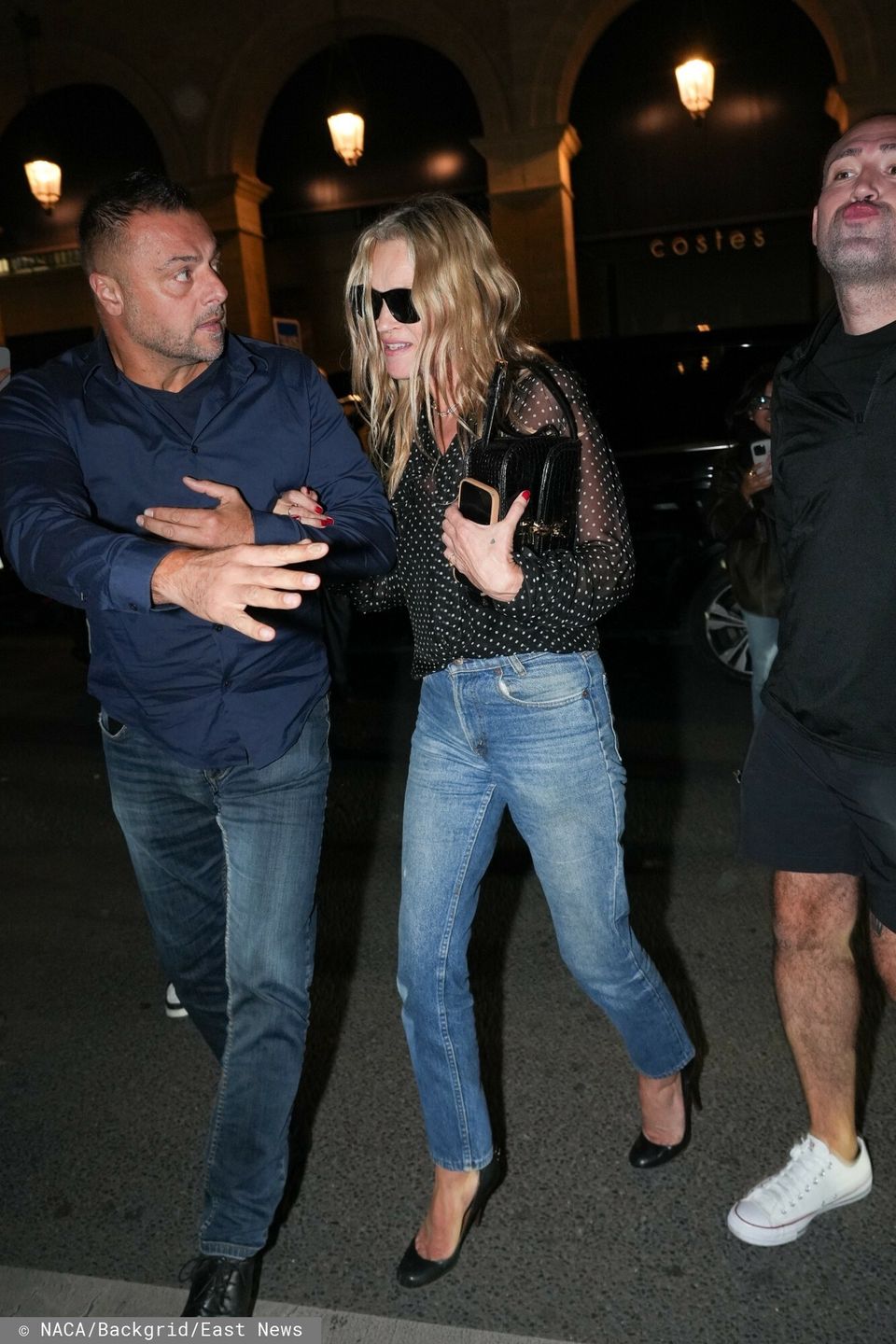 "Zmęczona" Kate Moss ledwo wlecze się do auta w Paryżu